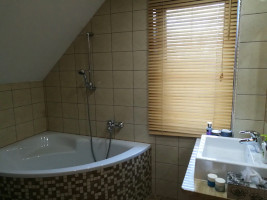 wnętrze domku - łazienka