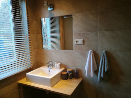 wnętrze domku - łazienka